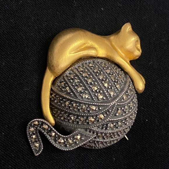 Judith Jack’s Golden Cat on Marcasite Studded Yarn Sterling Silver Brooch - Picture 1 of 3